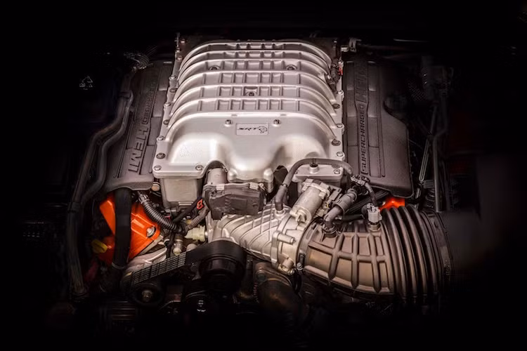 Nằm dưới nắp ca-pô của Grand Cherokee Trackhawk, Jeep đã lấy khối động cơ V8 6.2l siêu nạp với công suất tối đa lên tới 707 mã lực và mô-men xoắn cực đại 874 Nm từ Dodge Challenger hay Charger Hellcat. Bên cạnh đó, hộp số tự động 8 cấp Torqueflite từ những siêu xe cơ bắp này cũng xuất hiện trên Track Hawk, nhưng có thêm chế độ Track Mode với thời gian chuyển số chỉ 160 mili giây.
