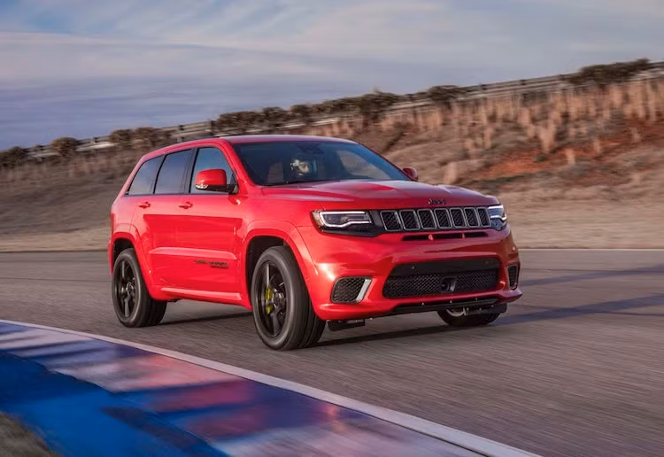 Để có thể hãm được Grand Cherokee Trackhawk từ tốc độ cao, Jeep đã trang bị cho chiếc xe hệ thống phanh với heo Brembo 6 pis ở bánh trước và 4 pis ở bánh sau, đi kèm đĩa phanh đường kính trước 40 cm và sau 35 cm. Chính vì vậy, chiếc xe có thể dừng từ tốc độ 100 km/h chỉ trong 34,75 mét.