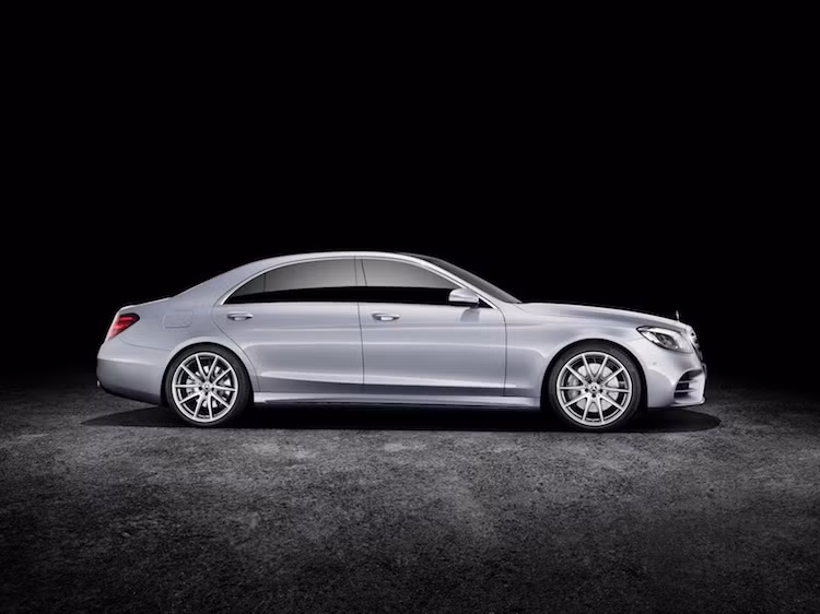 Bên cạnh đó, hãng xe sang Mercedes cũng đưa ra tùy chọn đèn pha LED Multibeam cho chiếc xe. Từ hai bên hông, S-Class 2018 không có sự thay đổi nào, ngoại trừ những bộ mâm mới với đường kính từ 17 tới 20 inch, có thể được trang bị sẵn trên xe hoặc nằm trong danh sách tùy chọn.