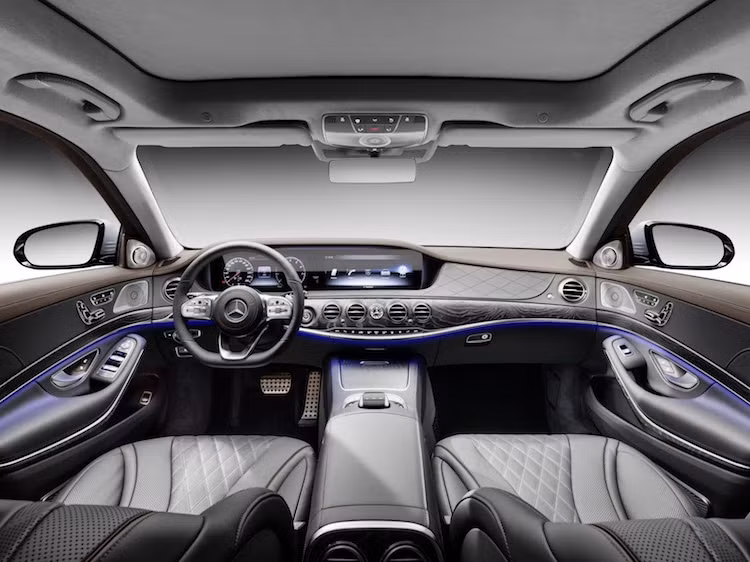 Ở bên trong nội thất, bảng táp-lô của Mercedes S-Class mới không có sự thay đổi về thiết kế so với phiên bản cũ. Chiếc xe vẫn có 2 màn hình nằm trên táp-lô với kích thước lên tới 12,3 inch mỗi màn, được đặt ở sau một tấm kính liền để tạo cảm giác leienf mạch hơn. Vô-lăng của chiếc xe cũng được thay bằng loại 3 chấu thay vì 2 chấu như trước đây.