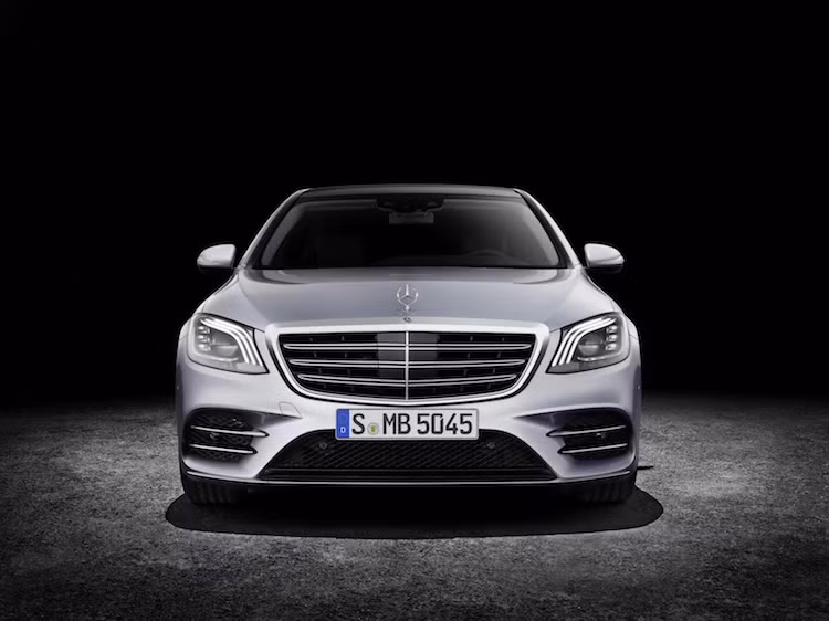 Trên phiên bản mới nhất này, thiết kế tổng thể của thế hệ S-Class W222 vẫn tiếp tục được Mercedes giữ nguyên, chỉ thay đổi nhỏ ở một số chi tiết. Ở phía trước, bên cạnh lưới tản nhiệt mới có nan kép, chiếc xe được trang bị cản trước có thiết kế tương tự phiên bản E300 của dòng E-Class. Cụm đèn pha của xe cũng có chóa thiết kế mới với 3 dải đèn LED bo góc.