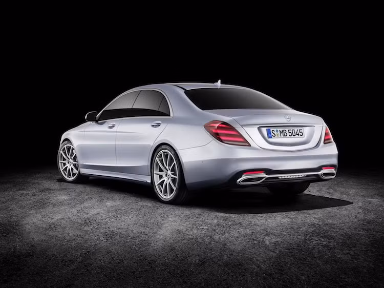 Ở phía sau, mọi phiên bản của S-Class 2018 đều được trang bị cản sau với phần dưới được thiết kế lại, với viền mạ chrome bao xung quanh miệng ống xả và chaỵ ngang thân xe. Các đèn hậu cũng có sự thay đổi nhỏ với chóa đèn LED mới được tích hợp 3 dải sợi quang sẽ phát sáng khi mở hoặc khóa xe.