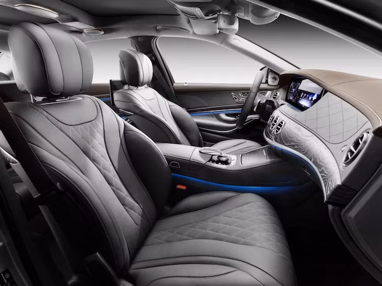 Một tính năng mới của S-Class, lần đầu tiên xuất hiện trên một chiếc xe sang sản xuất hàng loạt là hệ thống điều khiển tiện nghi ENERGIZING Comfort Control. Hệ thống này sẽ kết hợp tất cả các tiện nghi bên trong nội thất như ghế chỉnh điện, điều hòa, sưởi, đèn LED, hệ thống thông tin giải trí và âm thanh để kết hợp thành các chế độ thư giãn khác nhau.