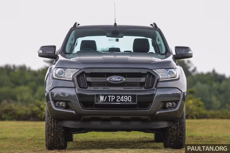 Được bán với 2 màu sắc là xám Meteor Gray và bạc ánh kim Aluminum Metallic, Ranger FX4 có một số thay đổi ngoại thất được thừa hưởng từ phiên bản Ranger Wildtrak cao cấp nhất, bao gồm lưới tản nhiệt màu đen và giá buộc đồ trên nóc xe.