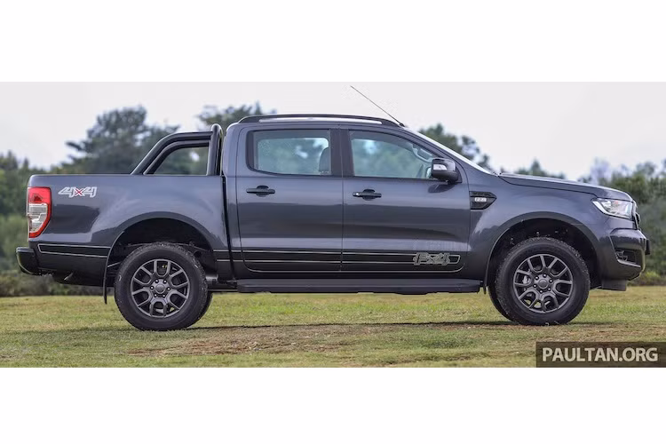 Hệ dẫn động 4 bánh của Ranger FX4 là dạng bán thời gian như Ranger Wildtrak, cho phép người lái có thể gài cầu một cách linh hoạt và có sẵn chế độ cầu thấp. Chiếc xe cũng được trang bị sẵn hệ thống hỗ trợ đổ dốc.