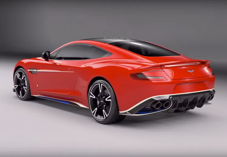 Chưa hết, Aston Martin Vanquish S Red Arrow còn được trang bị hệ thống xả mới với 4 ống pô cùng thanh chống lật, lò xo, hệ thống treo và giảm chấn cải tiến. Tiếp đến là gói phụ kiện khí động học bằng sợi carbon dành riêng cho Aston Martin Vanquish S như cánh gió trước và bộ khuếch tán sau.