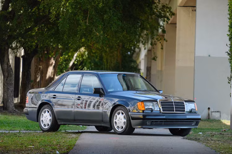 Hiện tại, Mercedes đã có chi nhánh thể thao riêng là AMG, tuy nhiên phải tới năm 2005 hãng mới chính thức sở hữu bộ phận này. Được thành lập vòa năm 1967, AMG vốn là một hãng độ độc lập, sau đó Mercedes đã bắt đầu mua cổ phần tại AMG từ năm 1999. Trước giai đoạn này, hãng xe sang Đức đã từng hợp tác với Porsche để chế tạo ra phiên bản Mercedes 500E thể thao, dựa trên cơ sở Mercedes E-Class W124 thế hệ đầu tiên.