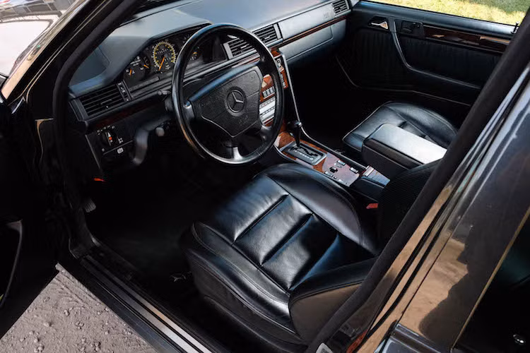 Ở bên trong nội thất, khác biệt duy nhất của Mercedes 500E là các ghế ngồi thể thao được cung cấp bởi hãng Recaro. Dù ra đời từ đầu thập niên 90 nhưng chiếc xe đã được trang bị hàng ghế trước điều chỉnh điện và có sưởi.