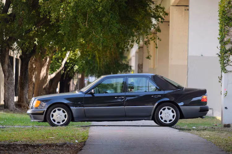 Dòng Mercedes 500E đã được sản xuất thủ công bởi Porsche và Mercedes. Mỗi chiếc 500E được sản xuất thủ công và mất tới 18 ngày để hoàn thành. Trong quá trình sản xuất, chúng sẽ liên tục được vận chuyển qua lại giữa nhà máy của Mercedes và Porsche đặt tại Zuffenhausen, Đức. Từ năm 1991 tới 1994, chỉ có dưới 10.000 chiếc E500 được sản xuất.