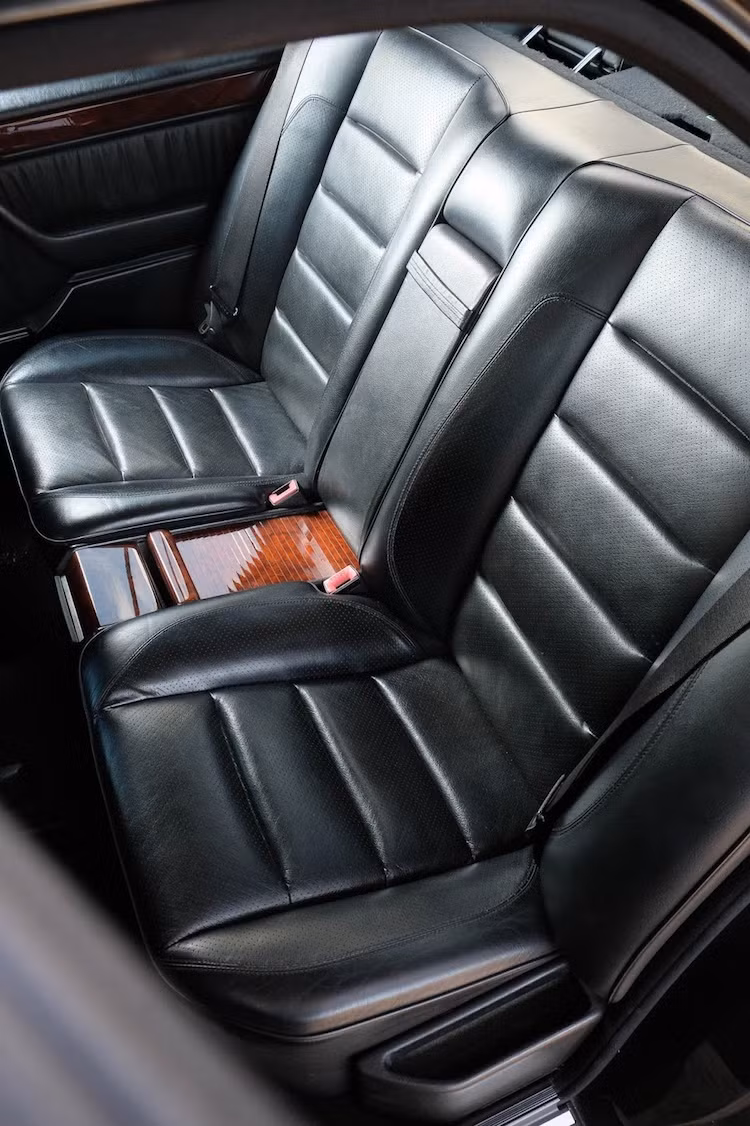 Nhiều trang bị khác của 500E còn khiến chiếc xe đẳng cấp hơn đa số những dòng sedan cỡ trung trở xuống hiện đang được sản xuất. Ngoài khóa trung tâm, cửa kính điều khiển điện, nội thất bọc full da cao cấp, 500E còn có đầu đĩa CD tự động đổi đĩa cùng điện thoại tích hợp sẵn. Chiếc xe cũng bắt đầu có những hệ thống điện tử hỗ trợ như ABS, EBD...