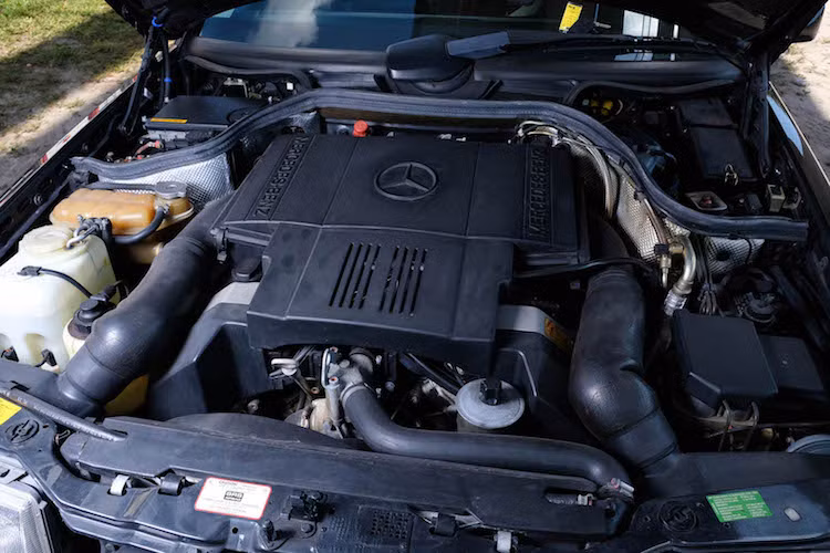 Bên dưới nắp ca-pô, Mercedes đã trang bị cho 500E khối động cơ dung tích 5.0l V8 nạp khí tự nhiên 32 van DOHC được lấy từ dòng mui trần thể thao SL500 cao cấp nhất khi đó. Động cơ này có công suất tối đa 322 mã lực và mô-men xoắn cực đại 480 Nm. So với đối thủ BMW M5, 500E có động cơ lớn hơn về cả dung tích và số xi-lanh, công suất tương đương và mô-men xoắn vượt trội.