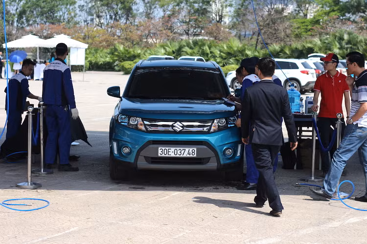 Một số trang bị tiêu chuẩn của Suzuki Vitara gồm cửa sổ trời panorama, 6 túi khí, ghế da lộn, hỗ trợ khởi hành ngang dốc, giữ ga tự động, ABS, EBD... Phiên bản Vitara tại Việt Nam sử dụng động cơ 1.6 lít công suất 120 mã lực và mô-men xoắn cực đại 156 Nm, kết hợp cùng hộp số tự động 6 cấp.