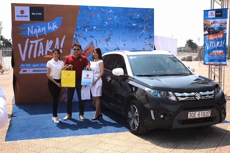 Hiện tại, Vitara được Suzuki tại Việt Nam nhập khẩu nguyên chiếc từ Hungary và có giá bán 779 triệu đồng. Bên cạnh mẫu hatchback 5 cửa Swift, Vitara là một trong 2 dòng xe ôtô bán chạy nhất của Suzuki Việt Nam, góp phần giúp hãng đạt mức tăng trưởng 2016 lớn hơn tới 48,3% so với cùng kỳ năm 2015.