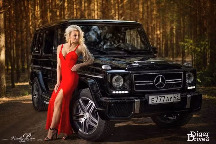 3 nút bấm khóa vi sai được bố trí trên bảng điều khiển trung tâm. Cấu trúc chassis thân trên khung (body-on-frame) cùng với 3 khóa vi sai đã đem tới cho dòng xe G-Class khả năng vượt địa hình đã trở thành "huyền thoại" trong nhiều năm qua.