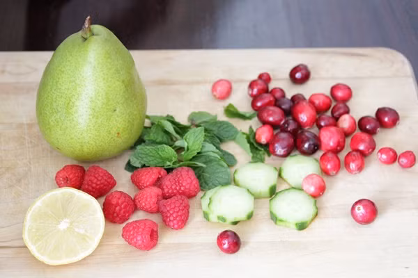 Cho các nguyên liệu gồm 1 chén quả mâm xôi, vài múi bưởi tách hạt, 1 quả dưa chuột thái lát, 1 quả lê thái lát, vài lá bạc hà tươi vào bình nước 2 lít. Bình nước này nên được chuẩn bị trước bữa ăn khoảng 1-2 tiếng. Ly nước detox từ trái cây cũng giúp các vị khách có hơi thở thơm tho hơn sau các bữa ăn nhiều gia vị, các món hải sản hay các món đặc sản nặng mùi.