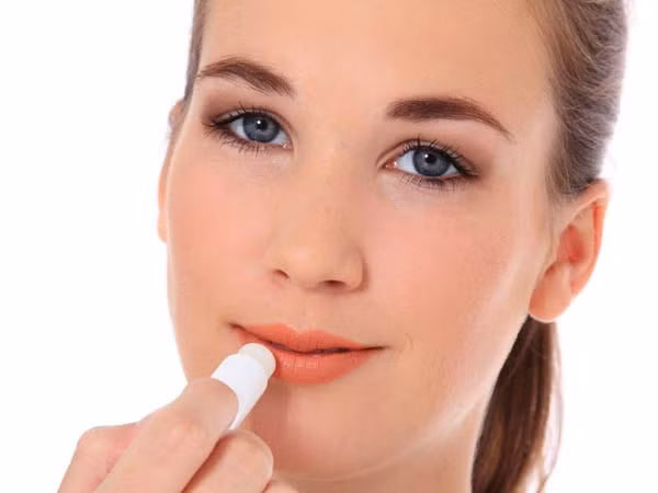 Giữ khuôn mặt rạng ngời dù không trang điểm. Dùng son matte vào buổi sáng, son bóng vào buổi tối nếu bạn không có thời gian trang điểm. Chút màu sắc trên môi sẽ giúp khuôn mặt bạn tươi tắn và cuốn hút hơn.