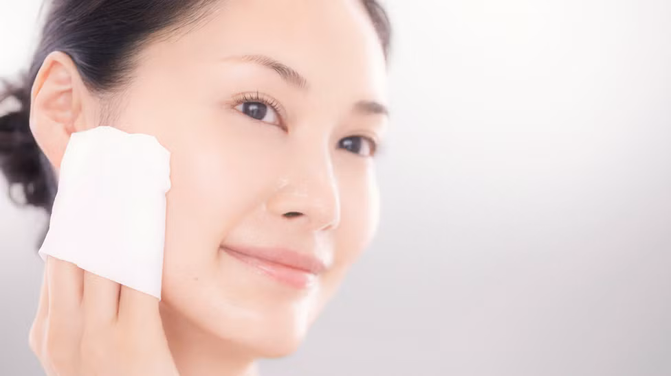 Tẩy trang ngay cả khi không trang điểm. Sản phẩm tẩy trang có công dụng chính và quan trọng nhất là loại bỏ lớp mỹ phẩm trang điểm khỏi bề mặt da. Đây là điều mà các loại sữa rửa mặt thông thường không làm được. Tuy nhiên trong quá trình này, sản phẩm tẩy trang cũng giúp lấy đi cả lượng bụi bẩn, bã nhờn ở trên da sau một ngày dài ở tiếp xúc với môi trường.
