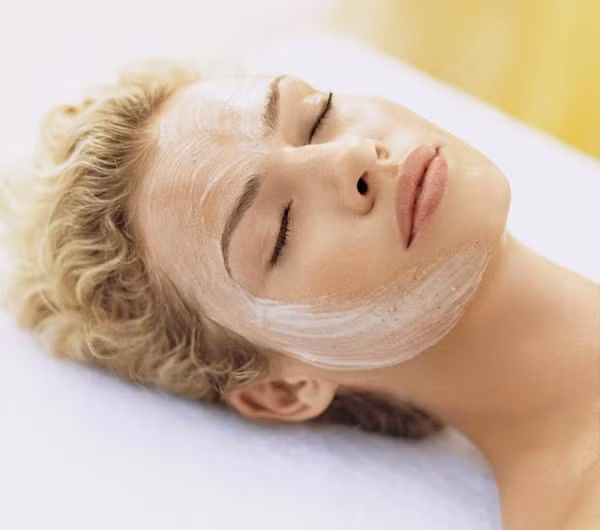 Đắp mặt nạ. Đắp mặt nạ dưỡng da là một trong những phương pháp làm đẹp giúp bạn làn da sáng khỏe mạnh và đều màu. Mỗi một loại da có một loại mặt nạ phù hợp và cách chăm sóc phù hợp. Hãy thực hiện đắp mặt nạ 3 lần/tuần để giữ da luôn khỏe mạnh.