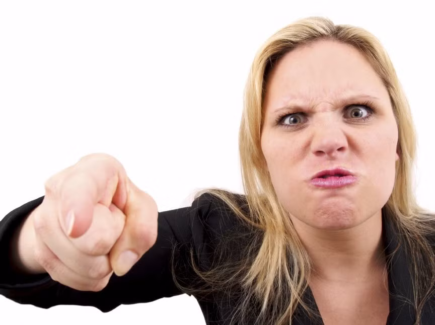 Cô ấy luôn coi mình là đúng và không bao giờ chịu lắng nghe. Nếu hiện tại cô ấy chỉ quan tâm đến bản thân mình, điều đó sẽ không thay đổi khi cô ấy có con, và một người mẹ luôn coi mình là trung tâm có thể thật sự đối xử rất kém với một đứa trẻ. Theo đó, bạn có thể chỉ thấy bực mình vì cô ấy chỉ yêu bản thân mình, nhưng bạn không hy vọng có được tình yêu và tình cảm của cô ấy.