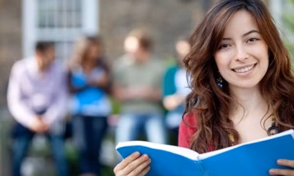 Thứ 7, giúp phụ nữ khêu gợi hơn. Diện đồ khêu gợi hơn. Một nghiên cứu đăng trên chuyên sanJournal of Consumer Research cho thấy phụ nữ có xu hướng theo đuổi những trang phục khêu gợi hơn khi bước vào giai đoạn rụng trứng của chu kỳ kinh nguyệt. Hiện tượng này không xuất hiện ở những phụ nữ nằm ngoài giai đoạn rụng trứng.
