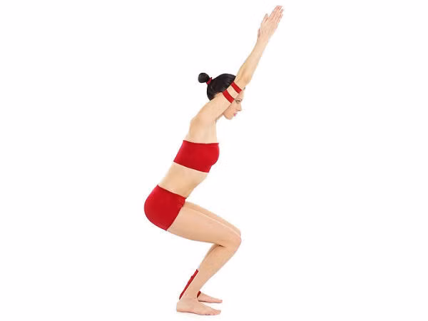 Bài tập yoga tư thế núi ngồi. Áp 2 bàn tay vào nhau và giơ lên cao sao cho bắp tay chạm vào tai, đứng thẳng người và chụm 2 chân lại với nhau. Hít sâu vào và từ từ gập đầu gối xuống tạo tư thế như đang ngồi trên ghế, lưng và tay vẫn giữ thẳng. Thở ra và trở về tư thế ban đầu, lặp lại động tác này ít nhất 10 lần. Tập núi ngồi tập trung giảm mỡ đùi, bắp chân và lưng hiệu quả.