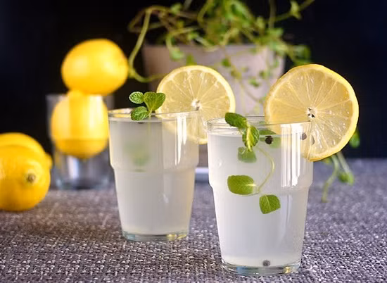Nước chanh, mật ong. Pha 1 thìa mật ong với nửa quả chanh vào 1 cốc nước ấm, uống hàng ngày vào buổi sáng như một công thức detox giảm cân, đẹp da. Duy trì thói quen uống một ly nước chanh ấm pha mật ong vào mỗi buổi sáng trước bữa điểm tâm 30 phút, điều này sẽ giúp giải độc cơ thể rất tốt. Nếu duy trì thói quen này, bạn vẫn nên ăn uống, tập luyện đầy đủ để đảm bảo sức khỏe.