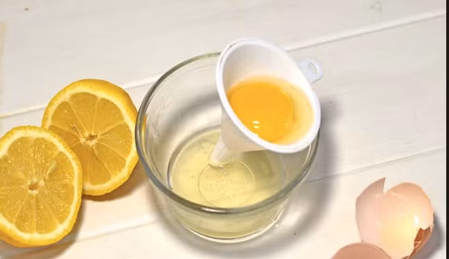 1 trứng gà, 2 thìa mật ong đánh đều, sau đó vắt một quả cam vào uống. Dùng hàng ngày sẽ giúp thanh lọc cơ thể, giảm cân và có làn da trắng mịn. Cách này có thể không phù hợp cho những người bị dị ứng trứng gà, hoặc bụng yếu dễ tiêu chảy.