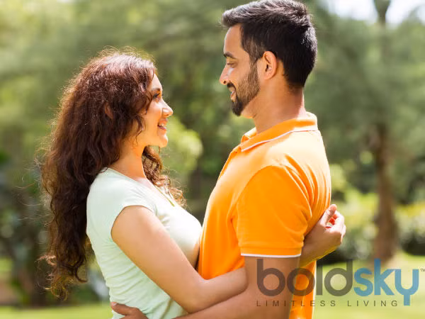 Anh ấy im lặng. Người ta không thể hôn khi miệng bận nói. Nếu bạn nhận thấy chàng trở nên ít nói hơn thì đó có thể là dấu hiệu anh ấy đang chuẩn bị tinh thần để hôn bạn. Anh ấy đang tạo ra khoảng lặng của cuộc trò chuyện để đem lại cảm giác thoải mái, gần gũi hơn giữa hai người. Vì thế, nếu bạn cũng muốn được chàng hôn thì lần tới khi thấy chàng yên lặng trong vài giây, bạn đừng nói gì cả mà hãy trao cho anh ấy nụ cười thật quyến rũ.