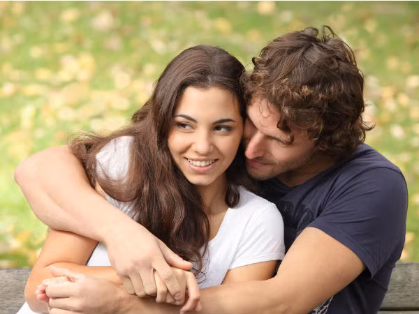 Anh ấy thích mùi nước hoa của bạn. Ngả người về phía bạn và nói rằng bạn có mùi hương thật dễ chịu? Khen ngợi mùi nước hoa của bạn là cái cớ để anh ấy gần gũi và thân mật với bạn hơn trong khi kiểm tra thái độ của bạn.