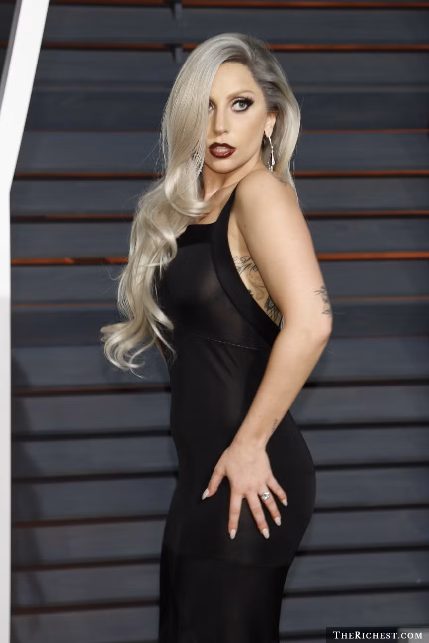 Lady Gaga ăn kiêng bằng rượu và thuốc. Khi được hỏi bí quyết giữ dáng, Lady Gaga không ngại chia sẻ: “Tôi thích uống mạnh và một số loại thuốc khi làm việc”.