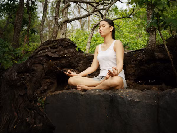 Yoga. Yoga là một phương pháp rèn luyện, vận động rất tốt cho cơ thể cả về thể chất và tinh thần. các bài tập yoga còn có tác dụng giảm béo rất tốt. Động tác của các bài tập yoga như một loại thể dục, giúp cơ thể thư giãn và hoạt động tốt hơn. Đặc biệt các bài tập yoga còn có tác dụng giảm cân rất tuyệt với. Bạn sẽ có được vóc dáng săn chắc, thon gọn và dẻo dai nếu như thường xuyên tập luyện các bài tập yoga.
