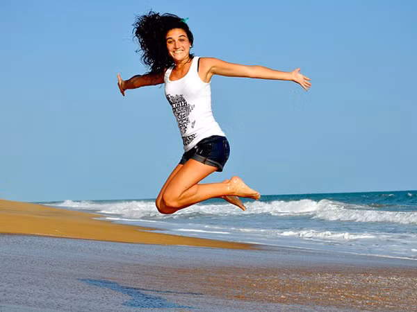 Jumping Jacks. Với Jumping Jacks, bạn được khởi động toàn thân, làm nóng cơ thể và giảm thiểu nguy cơ chuột rút hay cứng cơ. Cách thực hiện khá đơn giản, bạn chỉ cần nhảy bật chân sang hai bên, cùng lúc đó giơ hai tay lên cao quá đầu, rồi nhảy chụm chân lại, tay hạ xuống. Thực hiện động tác này trong 30 giây.