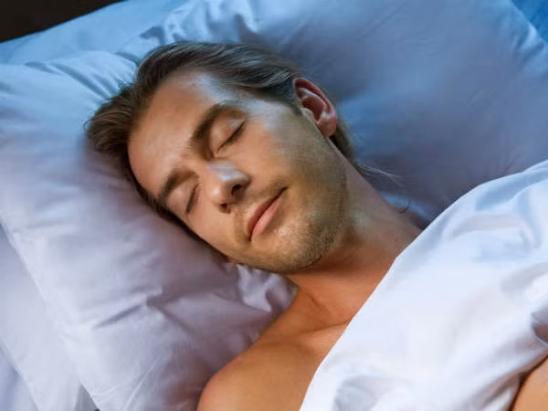Ngủ muộn và thiếu ngủ. Vài chục năm trước, những quý ông thường trở về nhà sớm và ngủ sớm sau bữa ăn tối. Trong khi hiện nay, bên cạnh làm việc tăng ca, ngủ muộn, mất ngủ...đã trở thành vấn đề thường thấy ở nam giới, chính điều này cũng là nguyên nhân gây rối loạn cương dương, khiến quý ông bị phụ thuộc vào thuốc cương dương Viagra.