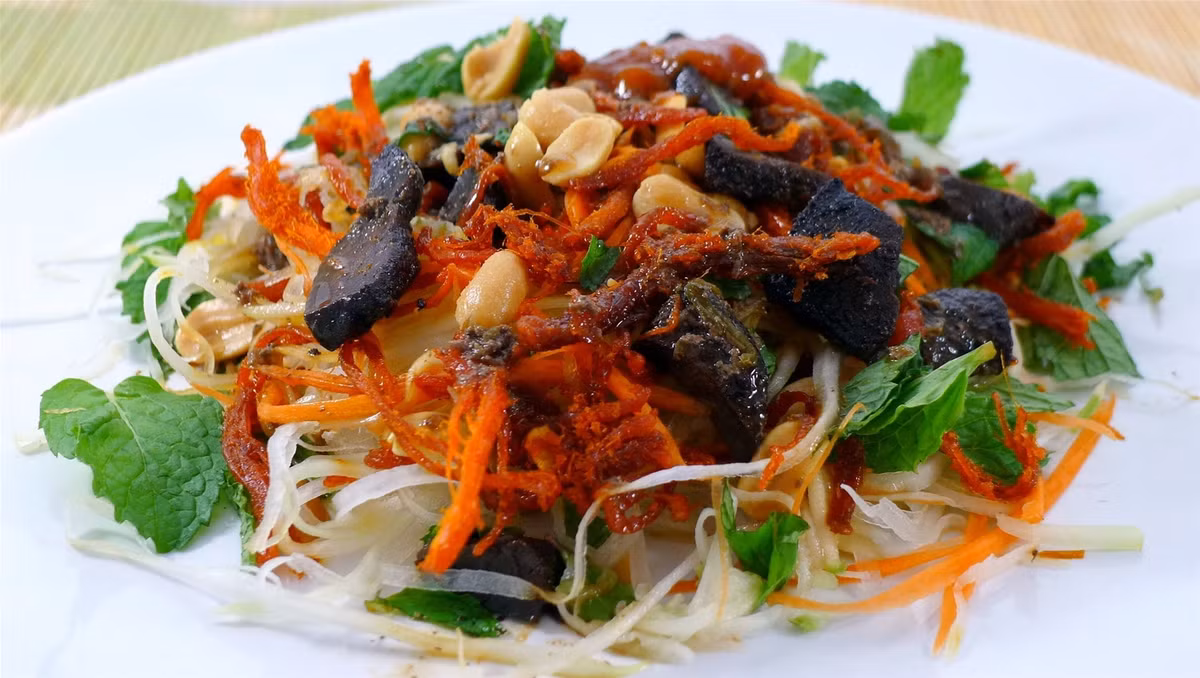 Nộm bò khô. Nguyên liệu chính tạo nên món ăn này là đu đủ xanh, bò khô, rau thơm và đặc biệt là nước mắm chua ngọt rưới lên trên. Bạn có thể dễ dàng tìm thấy nhiều nơi bán món này, tuy nhiên nếu muốn thưởng thức đĩa nộm thật ngon thì nên đến: Quán nộm Huế trên đường Hàm Long, đối diện nhà thờ Hàm Long, quán Long Vĩ Ôn ở số nhà 23 phố hồ Hoàn Kiếm… giá từ 20.000VND/suất.