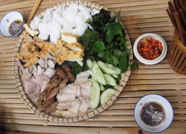 Bún đậu mắm tôm 55 ngõ Phất Lộc. Nằm ở cuối phố Hàng Bạc có một ngõ nhỏ mà lúc nào cũng tấp nập người qua lại, đó chính là ngõ Phất Lộc. Trong ngõ nổi tiếng nhất là món Bún đậu mắm tôm với rất nhiều hàng từ đầu ngõ đến cuối ngõ. Nhưng có 2 hàng nổi tiếng nhất là nhà số 55 và nhà số 49.