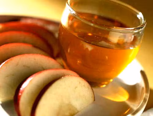 Táo tươi, chanh và giấm táo. Với nguyên liệu chủ đạo là táo, phụ liệu là giấm táo, công thức detox này bài trừ độc tố tích tụ lâu ngày trong cơ thể và góp phần vào xử lý, điều trị các vấn đề về mụn trứng cá. Ngoài ra nó còn tăng tốc độ đốt cháy mỡ thừa, ngăn ngừa tình trạng tích mỡ thừa.