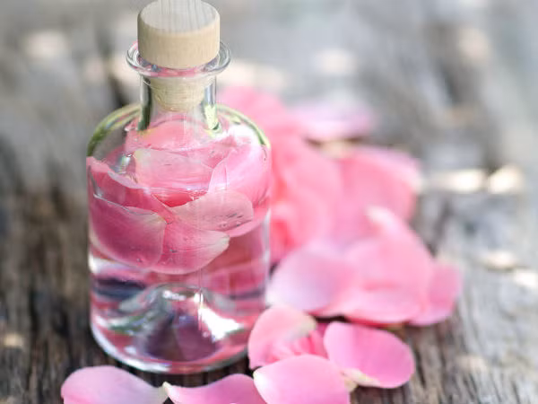 Glycerin, chanh và nước hoa hồng. Pha trộn một muỗng canh glycerin, một muỗng cà phê nước cốt chanh và một thìa cà phê nước hoa hồng. Thoa hỗn hợp này lên mặt và cổ, massage trong vòng 10 phút sau đó để thêm 20 phút và rửa sạch với nước lạnh. Mặt nạ phục hồi da mặt này có hiệu quả rất đáng ngạc nhiên.