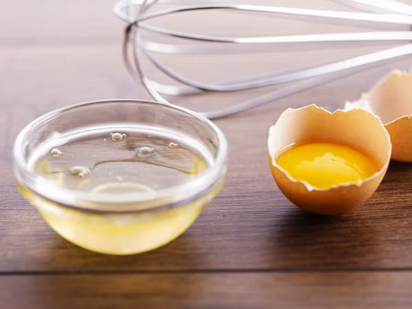 Lòng trắng trứng và sữa chua. Tách riêng lòng trắng trứng trộn với 2 thìa sữa chua. Áp dụng hỗn hợp này lên mặt và massage nhẹ nhàng, sau 15 phút rửa lại với nước sạch.