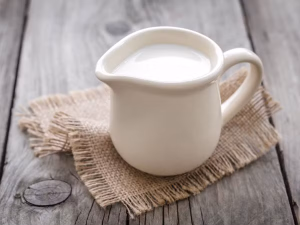 Sữa nguyên kem. Sữa nguyên kem chứa chất béo có tác dụng làm mềm da. Sữa còn giàu axit amino, chất đạm, vitamin A, D và axit lactic giúp làm giảm hiện tượng mắt sưng tấy. Bạn chỉ cần nhúng khăn sạch vào sữa nguyên kem lạnh và đắp lên mắt khoảng 15 phút.