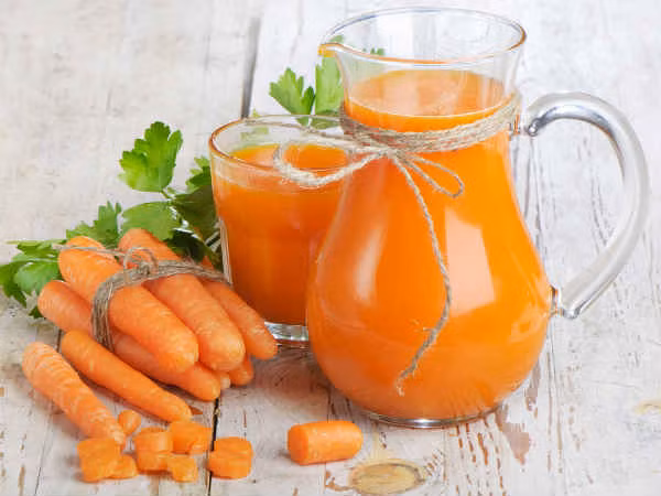 Nước ép, sinh tố cà rốt. Loại thực phẩm này giúp giải độc cơ thể và loại bỏ tất cả các chất độc trong máu cũng như các cơ quan nội tạng khác. Nước ép cà rốt rất giàu vitamin A, C, K và vitamin B sẽ giúp chữa lành những lỗi trong cơ thể bạn do hút thuốc lá.