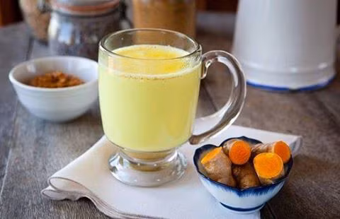 Ngoài ra, bạn có thể pha chế tinh bột nghệ với các nguyên liệu khác, vừa có tác dụng giải độc cơ thể, vừa giúp giảm cân và trị bệnh. Khi đang phải chiến đấu với những cơn ho và cảm lạnh, hãy uống một cốc sữa ấm pha kèm thìa tinh bột nghệ hoặc đun nóng với vài lát nghệ tươi, món sữa - nghệ sẽ đẩy lùi cơn ho và giảm viêm họng tức thì. Một ly sữa nghệ ấm sẽ giúp giấc ngủ yên bình hơn.