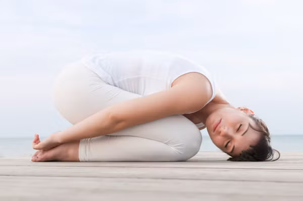 5. Detox tâm hồn. Hãy thực hiện detox tâm hồn trong khi bạn đang thực hiện kế hoạch detox thể chất. Dành 15 phút mỗi ngày để thiền định, nếu bạn không biết thiền, hãy thực hiện thở bằng bụng, hít vào bằng mũi, thở ra từ từ bằng miệng, luôn để tâm tĩnh, thư giãn trong thời gian này.