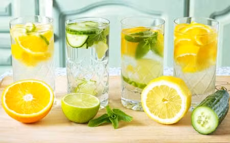 Nước chanh, dưa leo, cam, lá bạc hà. Thành phần: 1 -2 lít nước, 1 trái dưa leo cắt lát, 1 trái chanh cắt lát, 1 trái cam cắt lát, 10 – 15 lá bạc hà tươi. Một vài viên đá nhỏ. Tất cả cho vào một bình đựng nước thuỷ tinh. Khi uống chừa bã, chỉ lấy nước. Bạn dùng thức uống detox theo công thức trên cả ngày thay cho nước lọc thông thường.