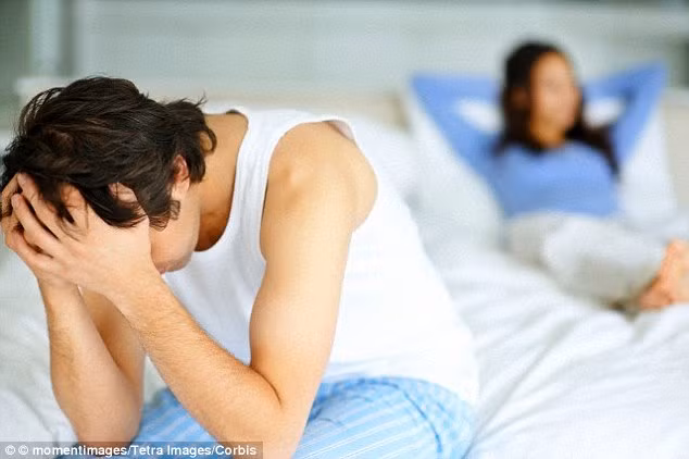 Mất khứu giác hoặc giảm ham muốn tình dục, có thể là dấu hiệu của bệnh tật hệ sinh sản. Nó có thể là dấu hiệu của hypogonadotrophic hypogonadism - suy tuyến sinh dục do giảm hoóc môn hướng sinh dục - tình trạng khiến tinh hoàn không sản xuất đủ hoóc môn nam. Bênh này làm cho "khổ chủ" trở nên thiếu ham muốn tình dục, và gặp các vấn đề khả năng sinh sản. Ngoài ra, dấu hiệu khác cho thấy tinh hoàn làm việc không hiệu quả là người bệnh không thể ngửi thấy mùi.