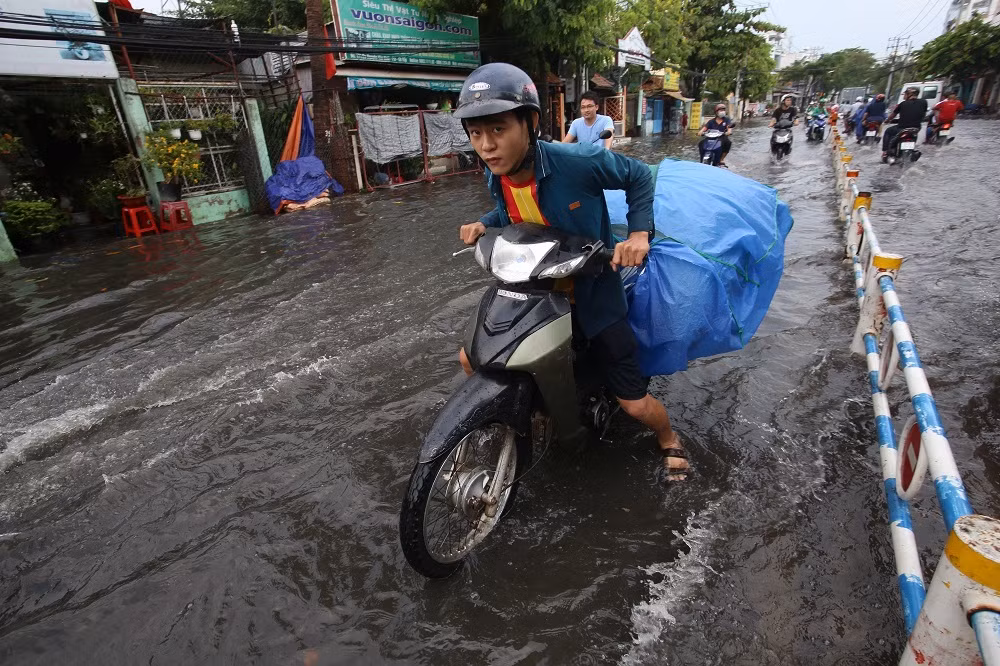 Tuy vui vì đón 'mưa vàng' giải nhiệt nhưng đường ngập khiến việc đi lại của người dân gặp khó khăn