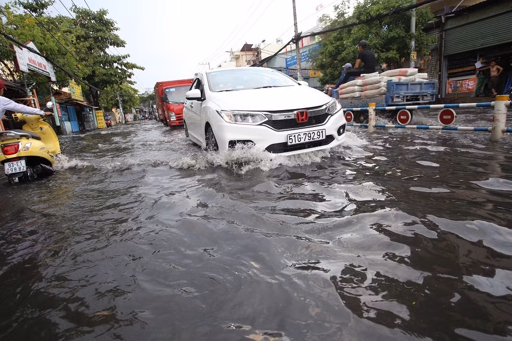 Đường Nguyễn Văn Khối biến thành sông sau cơn mưa