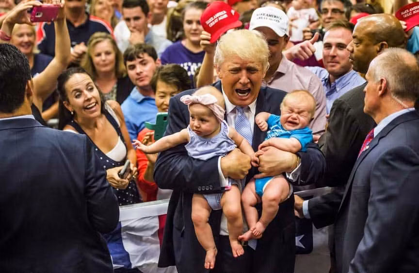 Hai bé trai khóc toáng lên trong vòng tay của ông Donald Trump. Ảnh The Richest