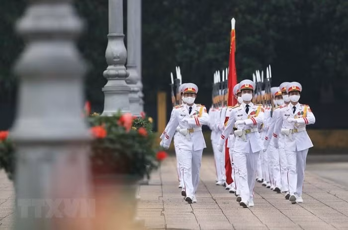 Dẫn đầu là Quân kỳ Quyết thắng. (Ảnh: Thành Đạt/TTXVN)