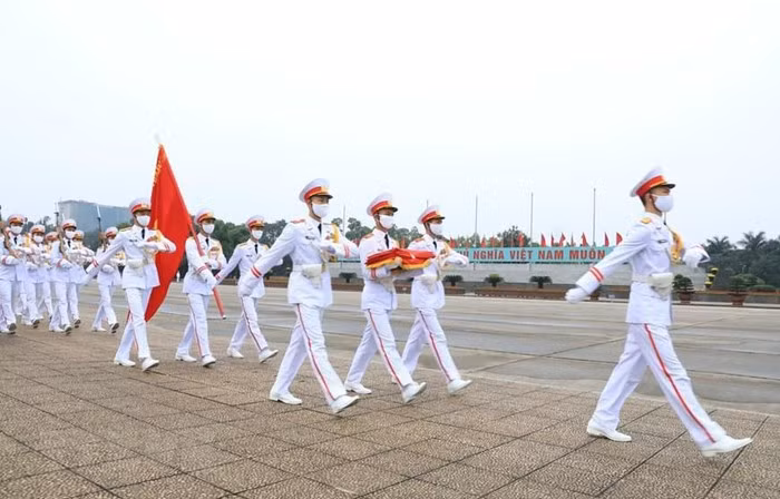 Đội hình thực hiện lễ thượng cờ, dẫn đầu là Quân kỳ Quyết thắng. (Ảnh: Thành Đạt/TTXVN)