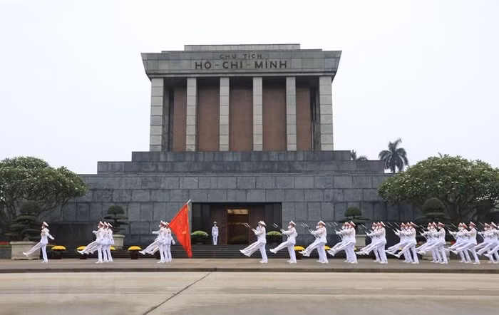 Đội tiêu binh diễu hành trước Lăng Chủ tịch Hồ Chí Minh. (Ảnh: Thành Đạt/TTXVN)
